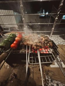 索納瑪的住宿－Mitra Hostel Sonamarg，烤架上放一些肉和蔬菜