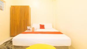 a bedroom with a large white bed in a room at RedDoorz at V-Cloud Hills near De La Salle Dasmarinas Cavite in Dasmariñas