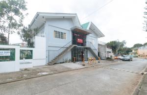un edificio blanco con una escalera delante en RedDoorz at V-Cloud Hills near De La Salle Dasmarinas Cavite, en Dasmariñas