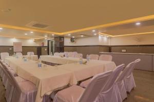 una sala de conferencias con mesas blancas y sillas blancas en Hotel Kabir Palace Karol Bagh en Nueva Delhi