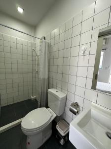 PIER 808 Hostel的一间浴室