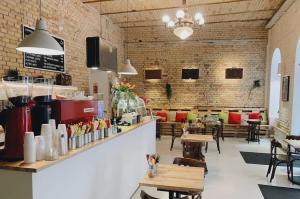 un ristorante con tavoli, sedie e pareti in mattoni di Chill 'N' Joy Boutique suites a Budapest