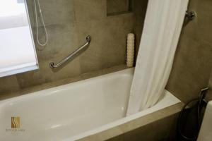Koupelna v ubytování Sotogrande Davao Hotel