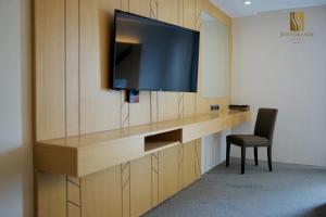 TV a/nebo společenská místnost v ubytování Sotogrande Davao Hotel