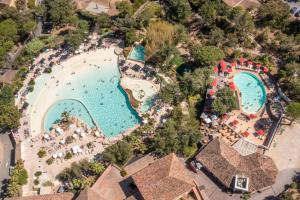 an overhead view of a pool at a resort at Résidence Pierre & Vacances Les Restanques du Golfe de Saint-Tropez in Grimaud