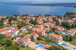 una vista aérea de una pequeña ciudad con casas y agua en Apartments Mike, en Malinska
