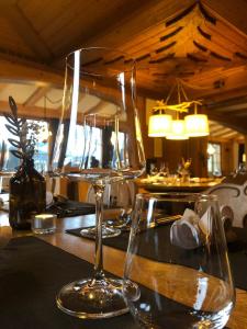 dos copas de vino sentadas sobre una mesa en Restaurant Hotel Schermtanne, en Adelboden