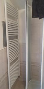 cabina doccia con porta in vetro in bagno di Casa Romeo a Manerbio