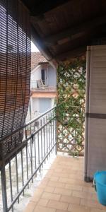 vista esterna su un balcone di un edificio di Casa Romeo a Manerbio
