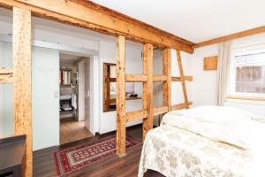 ein Schlafzimmer mit einer Leiter in einem Zimmer in der Unterkunft S'Matt in Röthis