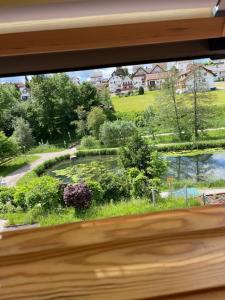 Elle offre une vue sur le jardin depuis sa fenêtre. dans l'établissement Haus Tannenzäpfle, à Waldachtal