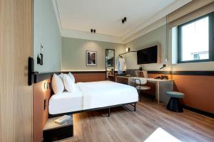 Pokój hotelowy z łóżkiem i biurkiem w obiekcie Thirtynine Urban Stay w Salonikach