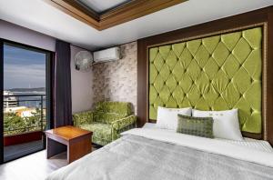 Un pat sau paturi într-o cameră la Tongyeong V Motel