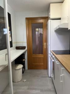 Kuchyňa alebo kuchynka v ubytovaní Apartamento con piscina y parking - Playa San Juan