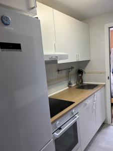 Kuchyňa alebo kuchynka v ubytovaní Apartamento con piscina y parking - Playa San Juan