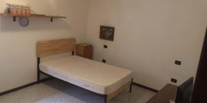 una piccola camera con letto e mensola di Casa Romeo a Manerbio