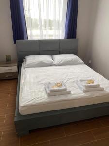 een bed met twee handdoeken erop bij Apartament Nova Gniewino in Gniewino