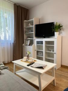uma sala de estar com uma mesa branca e uma televisão em Hotel 500 W Strykowie em Stryków