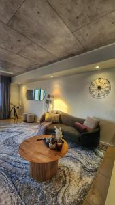 Posezení v ubytování Penthouse-level Waterfront Apartment