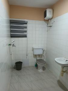 uma casa de banho com um WC e um lavatório em Border View ApartHotel and Events em Otta