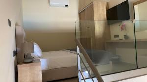 ラガナスにあるMystique Luxury Suites & Maisonettesの小さなベッドルーム(ベッド1台付)が備わります。 +27枚の写真