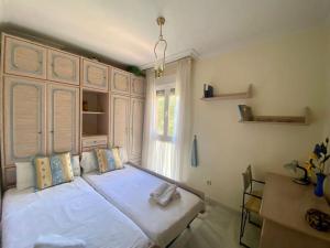 - une chambre avec un grand lit et une fenêtre dans l'établissement RentalSevilla en el barrio de Nervión, à Séville