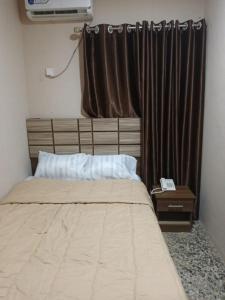 um quarto com uma cama e uma janela com cortinas em Border View ApartHotel and Events em Otta