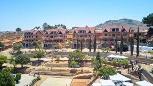 una vista aerea di un campus con edifici e alberi di Oceanis Park Andakana a Andakana