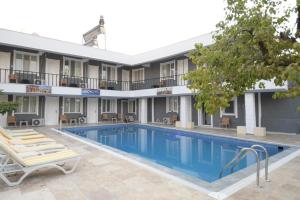 um hotel com piscina em frente a um edifício em GREEN GARDEN ALLGAU HOTEL em Pamukkale