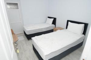 2 camas individuales en una habitación con ventana en GREEN GARDEN ALLGAU HOTEL, en Pamukkale