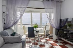 een woonkamer met een bank en een tafel bij Miramar Magic Sea & Sunrise view in Torrevieja