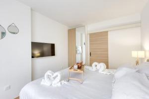 a bedroom with two beds with white sheets at L'élégant T2 proche de Versailles et de Paris in Guyancourt