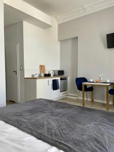 Kuchyňa alebo kuchynka v ubytovaní Glam House Apartments + 36 fotografií