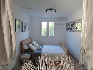 1 dormitorio con cama y ventana en Cottage Leonidas, 