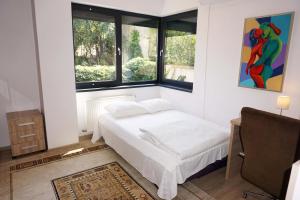 um quarto com uma cama e uma janela em Luxury apartment by the park / Arch of Triumph em Bucareste