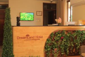 um sinal para um hotel terrestre de sonho com plantas em Dreamland Hotel em Arua