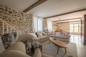 uma sala de estar com uma parede de pedra em Ferme Sarthou em Lucq-de-Béarn