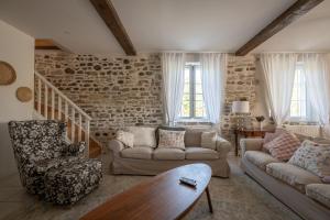 een woonkamer met een bank en een tafel bij Ferme Sarthou in Lucq-de-Béarn