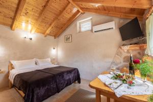 Кровать или кровати в номере Stone House Harmony