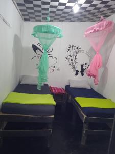 Un pat sau paturi într-o cameră la Cozy House Hostel