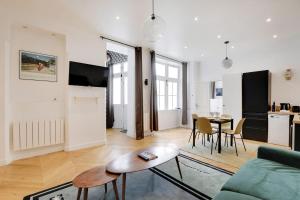 - un salon avec un canapé et une table dans l'établissement Central and renovated apartment heart of Paris !, à Paris