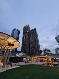 un gruppo di edifici alti in una città di Cozy Jr Suite -Amazing KL Skylines & Gorgeous pool a Kuala Lumpur