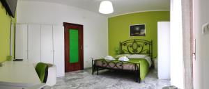 - une chambre verte avec un lit et un mur vert dans l'établissement CASA VACANZE - Il Profumo del Mare, à Portici