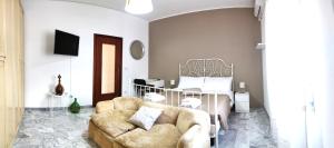 - un salon avec un canapé et un lit dans l'établissement CASA VACANZE - Il Profumo del Mare, à Portici