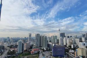 vista su una città con edifici alti di Cozy Jr Suite -Amazing KL Skylines & Gorgeous pool a Kuala Lumpur