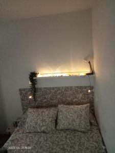 1 dormitorio con 1 cama con luces encima en Luminosa habitación, en Sevilla
