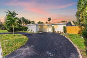 Modern Fort Lauderdale Pool Home في فورت لاودردال: منزل أمامه ممر