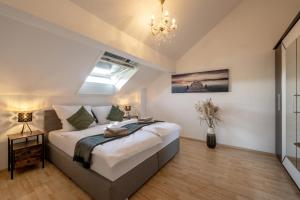 a bedroom with a bed and a chandelier at Vitaloase Bad Griesbach im Rottal/70qm/Auszeit/Parkplatz in Bad Griesbach