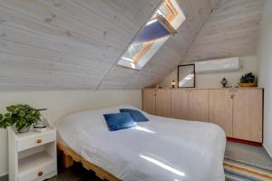 ein Schlafzimmer mit einem großen Bett im Dachgeschoss in der Unterkunft Amanda's place Central Modern spacious family APT in Zichron Ja’akow