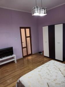 an empty room with a bed and a television and a room with a bed sqor at Apartament cu 1 dormitor in Ploieşti
